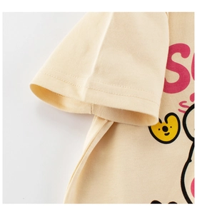 Detail van dubbele stiksels op de mouwen van een crème katoenen T-shirt voor kinderen