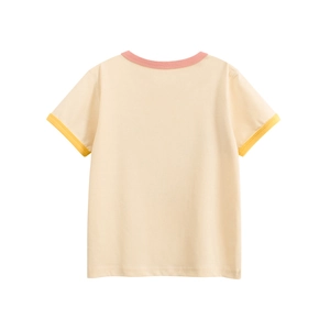 Détail du t-shirt enfant manches courtes en coton crème avec bords côtelés contrastés