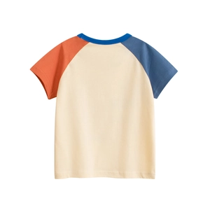 Détail des manches raglan bicolores sur un T-shirt d'été en coton pour enfants