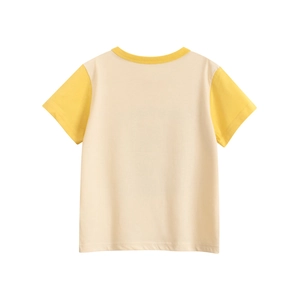 Vista posteriore di una t-shirt crema per bambini con colletto e polsini a coste gialli