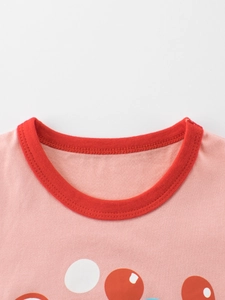 T-shirt rose en coton pour enfant avec col rouge contrasté et motif ballons colorés