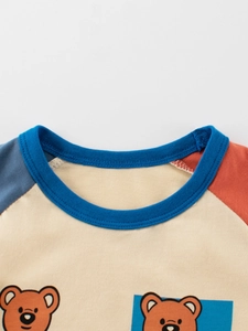 T-shirt enfant en coton avec motif ours de dessin animé et manches raglan colorées