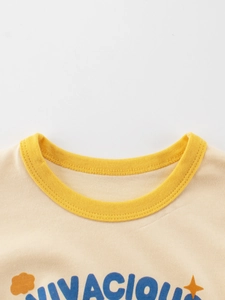 T-shirt per bambini in cotone beige con girocollo giallo e stampa blu Vivacious