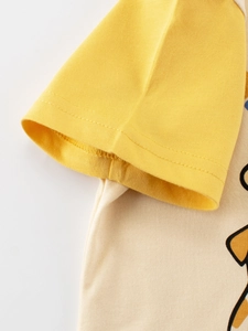 T-shirt a maniche corte con cuciture a contrasto e dettagli gialli per bambini