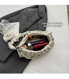 Details des Innenraums einer weißen Falttasche mit Platz für Handy und Make-up