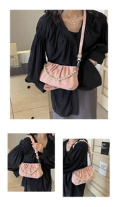 Detail der rosa gerafften Cloud-Bag mit eleganter Perlenkette und strukturierter Textur