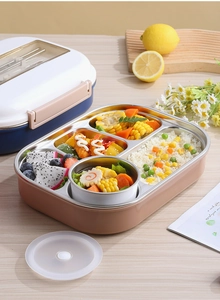 Détail macro de la boîte à déjeuner en acier inoxydable avec bol à soupe et couverts