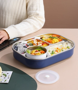 Détail de la boîte à lunch bleue en inox à 4 compartiments avec bol à soupe et couvercle