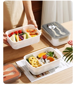 Detalle de fiambrera bento con compartimentos, diseño de panda y cubiertos incluidos