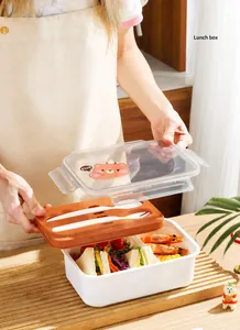 Dettaglio del bento box con scomparti, posate incluse e coperchio con stampa di orsetto