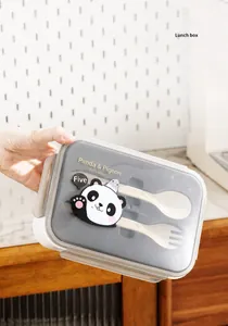 Dettaglio della scatola bento ermetica con fibbie laterali e coperchio con panda