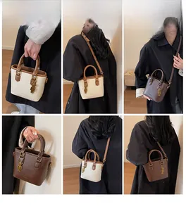 Viste multiple di una mini borsa tote con ciondolo a orsetto, stili a tracolla e a mano