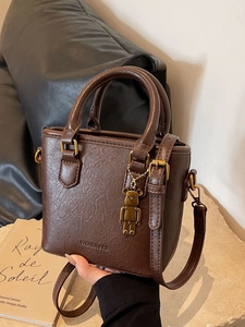 Borsa a tracolla retrò marrone scuro con manico tondo e ciondolo a forma di orso