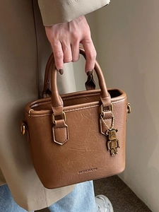 Mini borsa tote retrò color caramello in pelle con ciondolo a orso e dettagli dorati