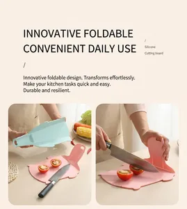 Dettaglio del tagliere flessibile in silicone piegato per versare verdure tagliate