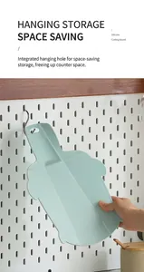 Dettaglio del tagliere portatile in silicone verde menta con foro per appenderlo