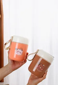 Gros plan de tasses à déjeuner portables en acier inoxydable avec poignée en silicone