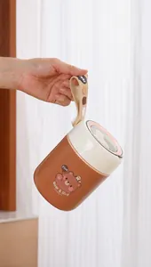 Détail d'un mug petit-déjeuner avec poignée en silicone souple et motif de dessin animé