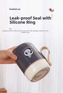 Tasse à soupe étanche avec design panda et joint silicone tenue à la main inclinée