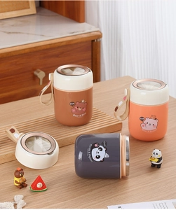 Détail de pots à soupe isothermes avec sangles et motifs d'animaux mignons
