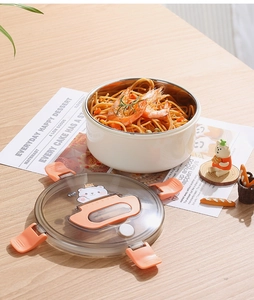Detailansicht der runden Edelstahl-Lunchbox mit Bärenmotiv, gefüllt mit Pasta und Garnelen