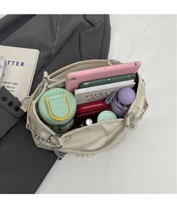 Vue de la grande capacité pour tablette, parapluie et portefeuille dans le sac beige