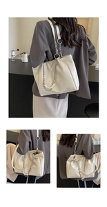 Détail du sac cabas crème effet crocodile avec chaîne argentée et ornements en perles