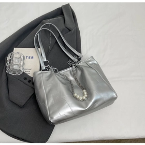 Détails du sac cabas argenté matelassé avec perles élégantes et bandoulière chaîne