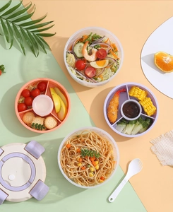 Vue de dessus d'une boîte à lunch compartimentée avec pâtes et salade pour repas sains