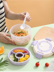 Détail de la boîte à lunch multicouche avec diviseur violet, boucle et set cuillère-fourchette