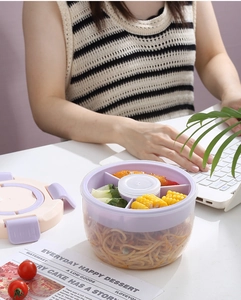 Vue détaillée d'une boîte à déjeuner portable avec plateau divisé et pot à sauce