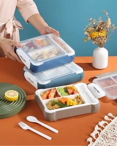 Portapranzo a scomparti con posate che mostra cibo separato e guarnizioni incluse