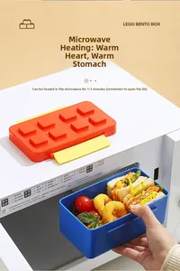 Detail van de modulaire bouwsteen lunchbox die in de magnetron wordt geplaatst