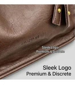 Dettaglio borsa in pelle marrone con rivetti dorati e logo Fashion in rilievo