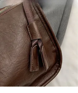 Dettaglio borsa in pelle martellata testa di moro con pendente creativo in coordinato