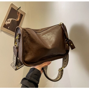 Dettaglio borsa vintage in pelle testa di moro con stampa fashion e tracolla larga a motivi