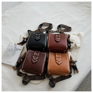 Retro quadratische Umhängetaschen in vier Farben mit breiten Boho-Riemen und Häschen