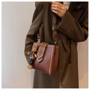 Braune Vintage-Umhängetasche mit weißen Nähten und ethnischem Mustergurt