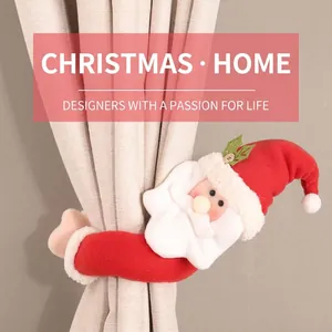 Détail d'une embrasse de rideau Père Noël en peluche pour décoration intérieure de Noël