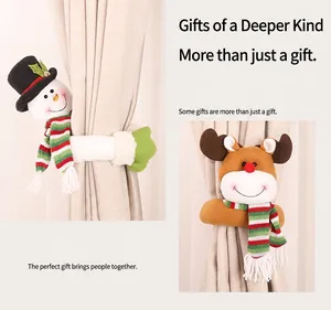Détail d'attaches de rideaux de Noël en peluche bonhomme de neige et renne sur rideau