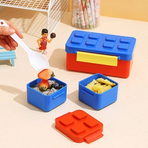 Creatieve bouwstenen lunchbox set met lekvrije compartimenten en levendige rode blauwe kleuren