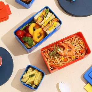Creatieve stapelbare lunchboxset in rood en blauw met bestek voor studentenpicknicks