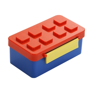 Stapelbare lunchbox in bouwsteenstijl in rood, blauw en geel met stevige zijsluitingen