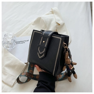 Details der schwarzen Vintage-Tasche mit Weizenstickerei und Bohème-Schultergurt
