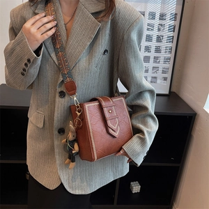 Braune Vintage Leder-Umhängetasche mit Ethno-Gurt und weißen Kontrastnähten