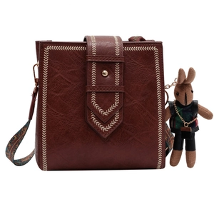 Vintage braune Umhängetasche mit Stickerei und Plüsch-Hasen-Anhänger für Damen