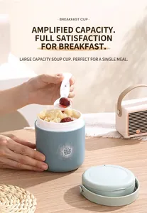 Détail du bol à soupe bleu sarcelle avec cuillère pliante, revêtement intérieur et soupe