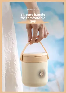 Gros plan d'un bol à petit-déjeuner crème portable avec poignée en silicone et texte