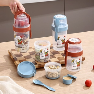 Portable double-layer salad and yogurt cup with utensils for meal prep in 560ml and 760ml