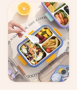 Détail de la boîte à bento en inox à trois compartiments avec couvercle et couverts